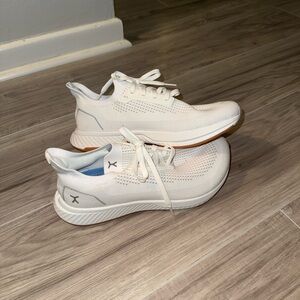 BRAND NEW FLUX FOOTWEAR ADAPT RUNNER 
M 8.5/ W 10